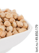Closeup of a bowl with chickpeas on a white background. Стоковое фото, агентство Ingram Publishing / Фотобанк Лори