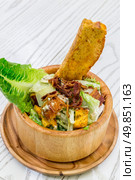 Fresh Ceasar Salad with crispy bacon in wooden bowl. Стоковое фото, агентство Ingram Publishing / Фотобанк Лори