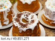 homemade Easter cake with icing and raisins. Стоковое фото, агентство Ingram Publishing / Фотобанк Лори
