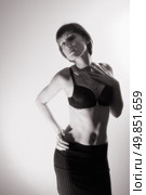 navel piercing beautiful woman. indoor shot. Стоковое фото, агентство Ingram Publishing / Фотобанк Лори