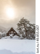 Shirakawago with Snowfall and winter Sun,  Gifu Chubu Japan. Стоковое фото, агентство Ingram Publishing / Фотобанк Лори