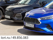 Russia, Samara. 23. 04 2025. Cars of the Chinese company Jianghuai Automobile Co are in the showroom for sale on a sunny summer day. Редакционное фото, фотограф Акиньшин Владимир / Фотобанк Лори