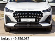 Russia, Samara. 23. 04 2025. Cars of the Chinese company Jetour are in the showroom for sale on a sunny summer day. Text in Russian: cars, used. Редакционное фото, фотограф Акиньшин Владимир / Фотобанк Лори
