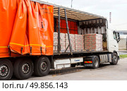 Russia. Samara, June 28, 2024: a forklift unloads a truck with construction materials. Редакционное фото, фотограф Акиньшин Владимир / Фотобанк Лори