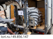 Russia. Samara, June 5, 2024: a forklift loads building materials onto a truck at a market. Редакционное фото, фотограф Акиньшин Владимир / Фотобанк Лори