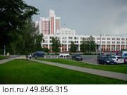 Учебный корпус и общежития РАНХИГС на проспекте Вернадского, Москва. Пасмурный летний день, перед дождем (2021 год). Редакционное фото, фотограф Александр Кузнецов / Фотобанк Лори