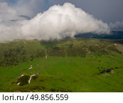 Big white clouds over a green mountain valley. Стоковое фото, фотограф Саблин Станислав / Фотобанк Лори