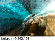 Ice Cave at Vatnajokull Glacier Jokulsarlon Iceland. Стоковое фото, агентство Ingram Publishing / Фотобанк Лори
