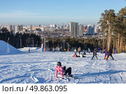Горнолыжная трасса на Уктусе вид на  Екатеринбурге. Стоковое фото, фотограф PhotoMirny / Фотобанк Лори