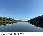Река Ока в районе Тарусы на рассвете. Водная гладь. Стоковое фото, фотограф Maria Krayukhina / Фотобанк Лори