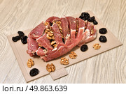 Raw Pork stuffed with walnuts and prunes. Стоковое фото, фотограф Володина Ольга / Фотобанк Лори