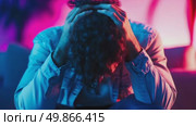Man in Despair: Head in Hands Under Neon Lights. Стоковое AI-видео, аниматор Данила Большаков / Фотобанк Лори