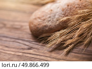 wheat and bread on wooden table, shallow DOF, raw image. Стоковое фото, агентство Ingram Publishing / Фотобанк Лори