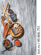 Various spices on wooden background . Various spices on wood. Стоковое фото, агентство Ingram Publishing / Фотобанк Лори