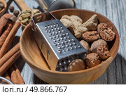 Ginger with nutmeg and grater in bowl on wooden background and various spices. Ginger with nutmeg and grater in bowl on wood. Стоковое фото, агентство Ingram Publishing / Фотобанк Лори
