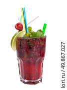 Energy mohito with mint, lime and raspberry isolated on white. Стоковое фото, агентство Ingram Publishing / Фотобанк Лори