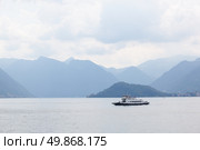 Boat against mountains on Lake Como in Italy. Стоковое фото, агентство Ingram Publishing / Фотобанк Лори