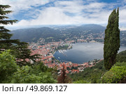 View of Como city on the bank of Como lake in Italy. Стоковое фото, агентство Ingram Publishing / Фотобанк Лори
