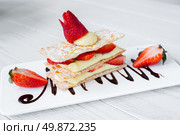 Strawberry Mille Feuille cake in white plate. Стоковое фото, агентство Ingram Publishing / Фотобанк Лори