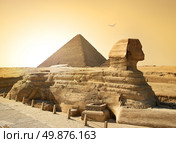 Bird over sphinx and pyramid in egyptian desert. Стоковое фото, агентство Ingram Publishing / Фотобанк Лори
