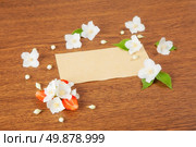card on a wooden surface with jasmine flowers and strawberries. background. Стоковое фото, агентство Ingram Publishing / Фотобанк Лори