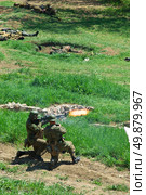 Soldiers shooting from the machine gun. Стоковое фото, агентство Ingram Publishing / Фотобанк Лори