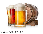 Beer and wooden cask isolated on a white background. Стоковое фото, агентство Ingram Publishing / Фотобанк Лори