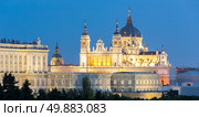 Almudena Cathedral at dusk. Madrid, Spain. Стоковое фото, агентство Ingram Publishing / Фотобанк Лори