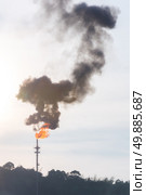 oil reinery Distillation tower with smoke stack pollution. Стоковое фото, агентство Ingram Publishing / Фотобанк Лори
