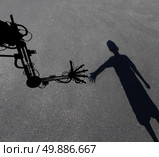 Technology helping children concept as a shadow of a child intreacting reaching out to an advanced computer aided robot arm as a learning and teaching assistant symbol or childhood science and engineering imagination inspiration icon. Стоковое фото, агентство Ingram Publishing / Фотобанк Лори