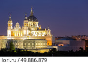 Almudena Cathedral at dusk. Madrid, Spain. Стоковое фото, агентство Ingram Publishing / Фотобанк Лори