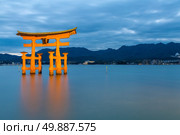 Miyajima, Hiroshima, famed floating torii gate Japan sunset. Стоковое фото, агентство Ingram Publishing / Фотобанк Лори