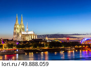 Cologne Cathedral along river rhine Germany. Стоковое фото, агентство Ingram Publishing / Фотобанк Лори