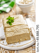 halva. Стоковое фото, агентство Ingram Publishing / Фотобанк Лори