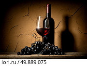 Wine with grape old in clay cellar. Стоковое фото, агентство Ingram Publishing / Фотобанк Лори