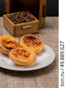 Pasteis de Nata or Portuguese Custard Tarts on wooden table. Стоковое фото, агентство Ingram Publishing / Фотобанк Лори