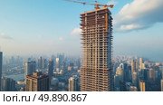Construction of tall building in urban skyline against clear sky. Стоковое AI-видео, аниматор Андрей Бажанов / Фотобанк Лори