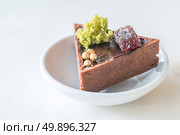 Mini Chocolate Tart in white dish. Стоковое фото, агентство Ingram Publishing / Фотобанк Лори