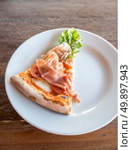 piece of pizza parma ham and rocket salad. Стоковое фото, агентство Ingram Publishing / Фотобанк Лори