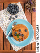 Delicious golden pancakes with fresh blackberries. Стоковое фото, агентство Ingram Publishing / Фотобанк Лори