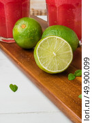 Fresh ripe limes and juicer on wooden table. Стоковое фото, агентство Ingram Publishing / Фотобанк Лори