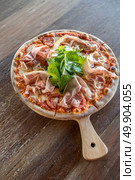 pizza parma ham and rocket salad on wooden table. Стоковое фото, агентство Ingram Publishing / Фотобанк Лори
