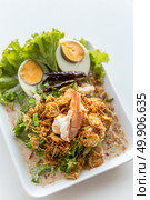 winged bean salad with shrimp and boiled egg on white background. Стоковое фото, агентство Ingram Publishing / Фотобанк Лори