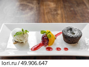 Chocolate fondant lava cake with Icecream and fresh fruit. Стоковое фото, агентство Ingram Publishing / Фотобанк Лори