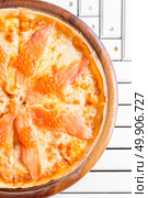 Pizza with smoked salmon and egg on white wooden table. Стоковое фото, агентство Ingram Publishing / Фотобанк Лори