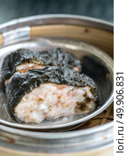 Chinese dim sum seaweed pork dumpling - Steamed Chinese groumet cuisine. Стоковое фото, агентство Ingram Publishing / Фотобанк Лори