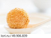 Chinese dim sum Fried sesame balls stuff with custard lava - Chinese groumet cuisine. Стоковое фото, агентство Ingram Publishing / Фотобанк Лори