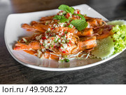 Tiger prawn spicy salad, thai sefood groumet cuisine. Стоковое фото, агентство Ingram Publishing / Фотобанк Лори