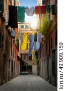 Drying clothes on venetian street at sunny day, Italy. Стоковое фото, агентство Ingram Publishing / Фотобанк Лори