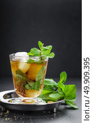 Mint Julep cocktail with bourbon, ice and mint in glass on black background. Стоковое фото, агентство Ingram Publishing / Фотобанк Лори
